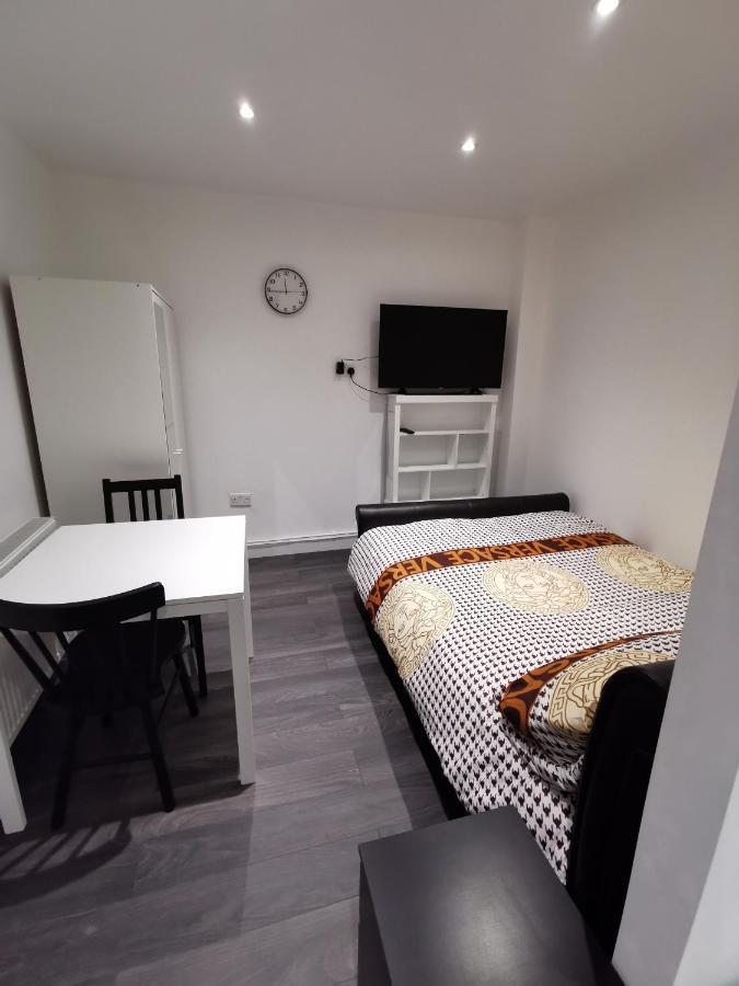 Studio Self Contained Double Bedroom London Exterior photo